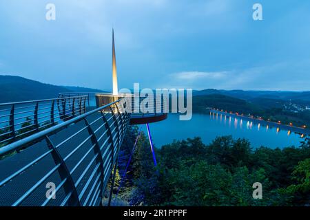 Attendorn, Skywalk Biggeblick a Biggetalsperre (Biggesee o Bigge Reservoir) a Sauerland, Nord Reno-Vestfalia, Germania Foto Stock