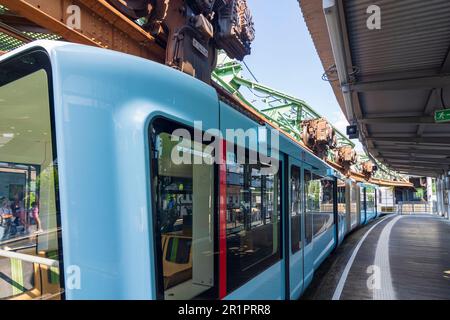 Wuppertal, Suspension Railway, stazione Oberbarben in Bergisches Land, Renania settentrionale-Vestfalia, Germania Foto Stock