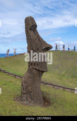 Cile, Isola di Pasqua, alias Rapa Nui. Tradizionale moai di pietra a Rano a Raraku, aka la cava. Patrimonio dell'umanità dell'UNESCO. Foto Stock