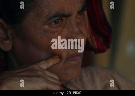 Dhaka, Dhaka, Bangladesh. 14th maggio, 2023. Una donna Rohingya ha posato per una fotografia in un campo profughi a Teknaf, Bangladesh (Credit Image: © Abu Sufian Jewel/ZUMA Press Wire) SOLO PER USO EDITORIALE! Non per USO commerciale! Credit: ZUMA Press, Inc./Alamy Live News Foto Stock