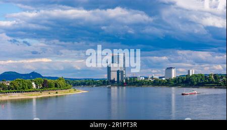 Bonn, fiume Rhein (Reno), Post Tower, sede della Deutsche Post AG (posteriore), Langer Eugen nel campus delle Nazioni Unite è la sede della maggior parte delle organizzazioni delle Nazioni Unite (di fronte) nella regione Rhein-Sieg, nella Renania settentrionale-Vestfalia, in Germania Foto Stock