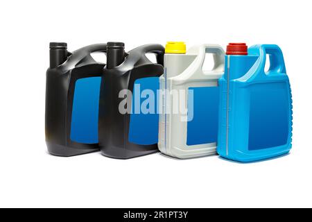 Contenitore in plastica con olio per compressore su sfondo bianco. Foto di alta qualità Foto Stock