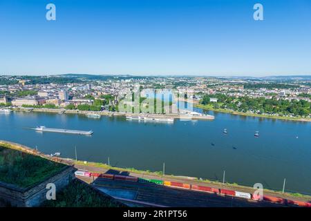 Coblenza, vista dalla Fortezza di Ehrenbreitstein a Deutsches Eck (angolo tedesco) è il nome di un promontorio, dove il fiume Mosella si unisce al Reno in Rheintal, Renania-Palatinato, Germania Foto Stock