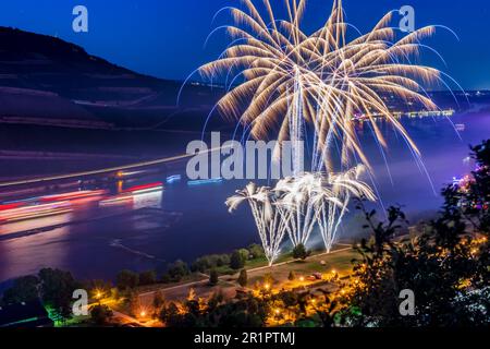 Rüdesheim am Rhein, Rhein in Flammen, spettacolo pirotecnico con vista su Rüdesheim am Rhein, fiume Rhein (Reno), navi passeggeri a Rheingau, Assia, Germania Foto Stock