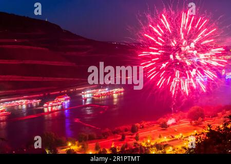 Rüdesheim am Rhein, Rhein in Flammen, spettacolo pirotecnico con vista su Rüdesheim am Rhein, fiume Rhein (Reno), navi passeggeri a Rheingau, Assia, Germania Foto Stock