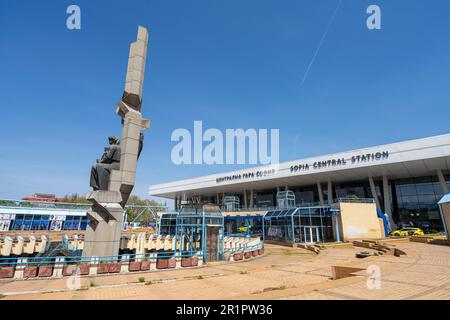 Sofia, Bulgaria. Maggio 2023. Il monumento di fronte alla stazione ferroviaria centrale di Sofia, nel centro della città Foto Stock