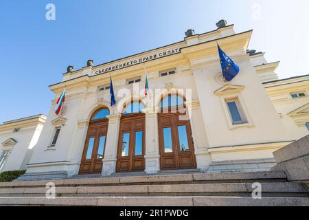 Sofia, Bulgaria. Maggio 2023. La facciata dell'Assemblea Nazionale della Repubblica di Bulgaria edificio nel centro della città Foto Stock