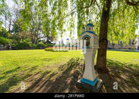 Sofia, Bulgaria. Maggio 2023. una piccola pala d'altare religiosa in un parco nel centro della città Foto Stock