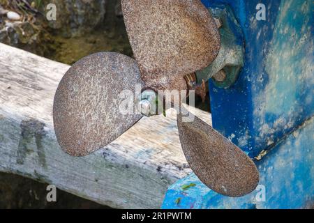 Primo piano dell'elica su una piccola barca, Dorset, Regno Unito Foto Stock