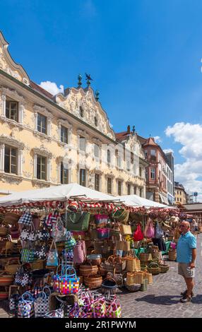 Würzburg, piazza Marktplatz, casa Haus zum Falken, mercato settimanale a Unterfranken, bassa Franconia, Baviera, Germania Foto Stock