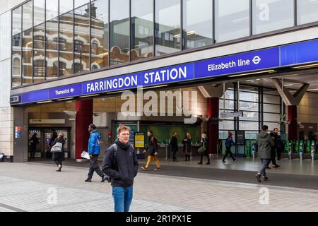 Il nuovo ingresso della Elizabeth Line alla stazione della metropolitana di Farringdon, Londra, Regno Unito Foto Stock