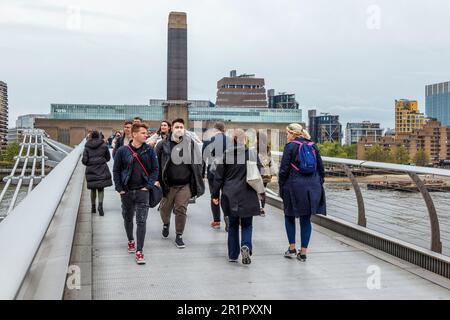 Pedoni sul Millennium Bridge in un giorno di primavera coperto e ventoso, Londra, Regno Unito Foto Stock