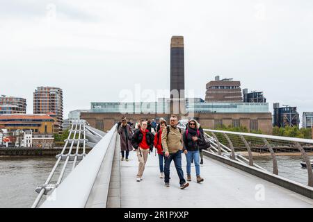 Pedoni sul Millennium Bridge in un giorno di primavera coperto e ventoso, Londra, Regno Unito Foto Stock