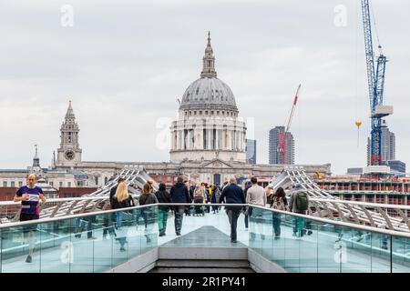 Pedoni sul Millennium Bridge, la Cattedrale di St Paul sullo sfondo, Londra, Regno Unito Foto Stock