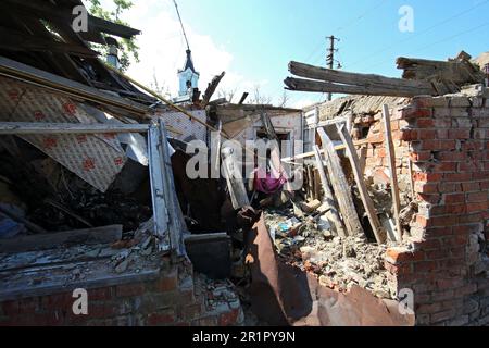 ZOLOCHIV, UCRAINA - 14 MAGGIO 2023 - danni fatti dal precedente bombardamento delle truppe russe è visto nel villaggio di Zolochiv, distretto di Bohodukhiv, Kharkiv Re Foto Stock