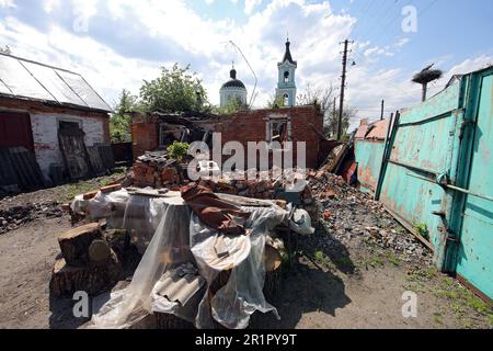 ZOLOCHIV, UCRAINA - 14 MAGGIO 2023 - danni fatti dal precedente bombardamento delle truppe russe è visto nel villaggio di Zolochiv, distretto di Bohodukhiv, Kharkiv Re Foto Stock