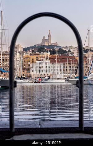 Vista dal Vieux Port a Notre-Dame de la Garde, Marsiglia, Provenza-Alpi-Costa Azzurra, Francia, Foto Stock