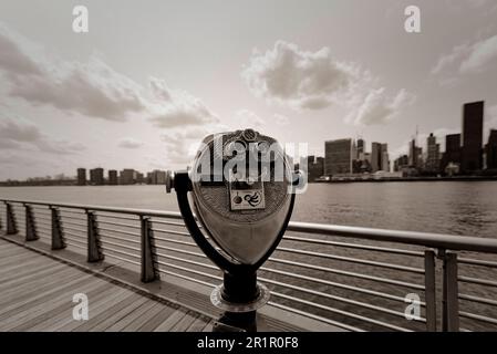 Chiudi gli storici binocoli a gettoni di fronte allo skyline di New York Foto Stock