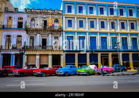 L'Avana's Charming Old Houses e auto classiche Foto Stock