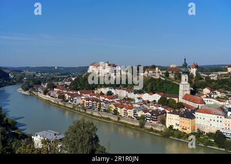 Germania, Baviera, alta Baviera, contea di Altötting, Burghausen, Vista sulla città, sulla città vecchia, sulla Jacob parrocchiale, fiume Salzach, castello Foto Stock