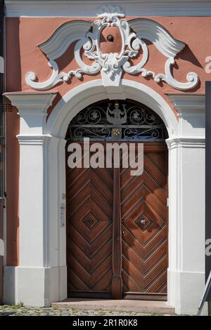 Germania, Baviera, alta Baviera, contea di Altötting, Burghausen, centro storico, farmacia cittadina, facciata, portale d'ingresso, ornamenti in stucco Foto Stock