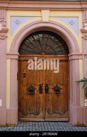 Germania, Baviera, alta Baviera, distretto di Altötting, Burghausen, centro storico, casa di città, porta d'ingresso, accessori in ferro battuto Foto Stock