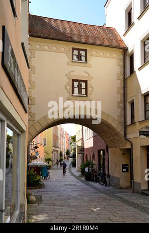 Germania, Baviera, alta Baviera, distretto di Altötting, Burghausen, Città vecchia, zona pedonale, arco per la Grüben, Street of Fame Foto Stock