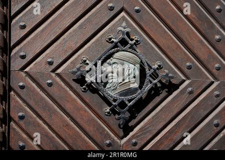 Germania, Baviera, alta Baviera, distretto di Altötting, Burghausen, centro storico, casa porta, legno, motivo diamante, griglia in ferro battuto, scarico, dettaglio Foto Stock