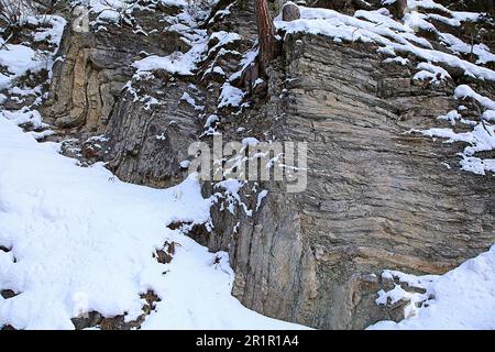 Suggestive pieghe in roccia nei pressi del villaggio di Ciampei nella regione di Wengen, la Valle Alto Adige Foto Stock