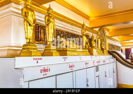 Statue di Buddha per ogni giorno della settimana, Wat Saket, Tempio della montagna dorata, Wat Saket Ratcha Wora Maha Wihan, Bangkok, Thailandia, Asia Foto Stock