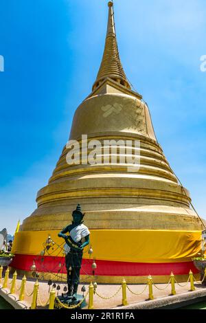 Figura di bronzo di fronte al Chedi dorato su Phu Khao Thong, montagna dorata a Wat Saket, Wat Saket, Tempio della montagna dorata, Wat Saket Ratcha Wora Maha Wihan, Bangkok, Thailandia, Asia Foto Stock