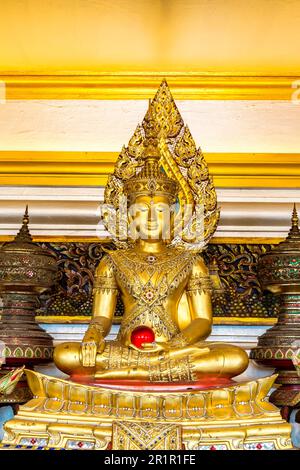 Figura del Buddha d'oro, Wat Saket, Tempio del Monte d'oro, il Monte d'oro, Wat Saket Ratcha Wora Maha Wihan, Bangkok, Thailandia, Asia Foto Stock
