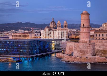 Ingresso al porto con mucem, Fort Saint-Jean e la cattedrale al crepuscolo, Marsiglia, Provenza-Alpi-Costa Azzurra, Francia, Foto Stock