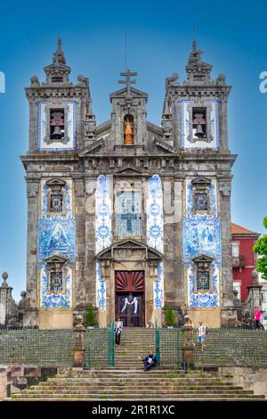 Porto, Portogallo - 4 maggio 2017: Famosa chiesa piastrellata blu del saino ildefonso a porto, portogallo. Foto Stock