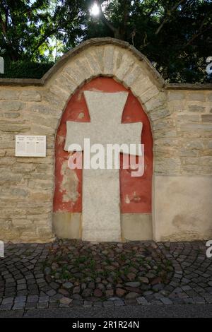 Svezia, Gotland, Visby, croce di pietra su un muro, estate Foto Stock