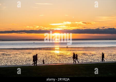 Persone al tramonto sulla spiaggia di Büsum, Büsum, Mare del Nord, Schleswig-Holstein, Germania del Nord, Germania, Europa Foto Stock