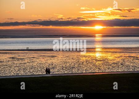 Persone al tramonto sulla spiaggia di Büsum, Büsum, Mare del Nord, Schleswig-Holstein, Germania del Nord, Germania, Europa Foto Stock