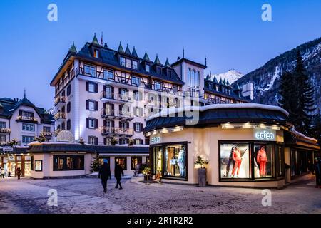 Persone nella Bahnhofstrasse di fronte all'Hotel Mont Chervin Palace, Zermatt, Vallese, Svizzera Foto Stock