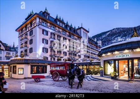 Carrozza trainata da cavalli di fronte al Mont Chervin Palace Hotel, Zermatt, Vallese, Svizzera Foto Stock