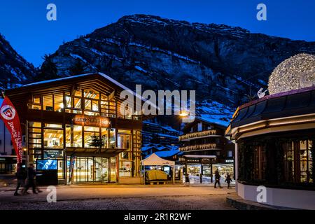 Persone nella Bahnhofstrasse e nella zona pedonale di Zermatt, Vallese, Svizzera Foto Stock