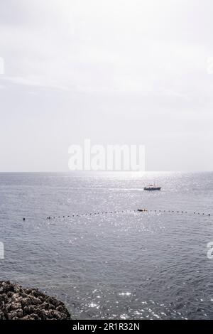 Nave presso lo stabilimento balneare Lido del Faro, Anacapri, Isola di Capri, Golfo di Napoli, Campania, Italia, Europa Foto Stock