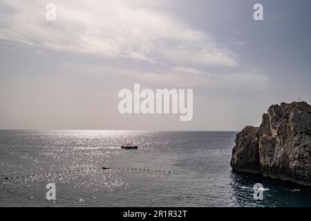 Nave presso lo stabilimento balneare Lido del Faro, Anacapri, Isola di Capri, Golfo di Napoli, Campania, Italia, Europa Foto Stock