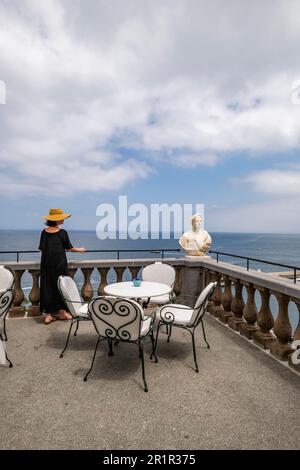 Donna sulla terrazza del Grand Hotel ExceIsior Vittoria, Sorrento, Golfo di Napoli, Campania, Italia, Europa Foto Stock