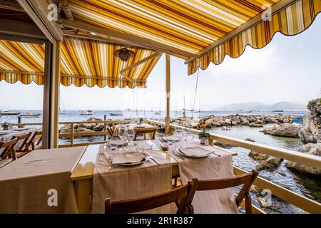 Ristorante dello stabilimento balneare la Canzone del Mare a Capri, Isola di Capri, Golfo di Napoli, Campania, Italia, Europa Foto Stock