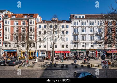 Persone sedute al sole a Schanzenviertel in Amburgo St. Pauli, Amburgo, Germania del Nord, Germania, Europa Foto Stock