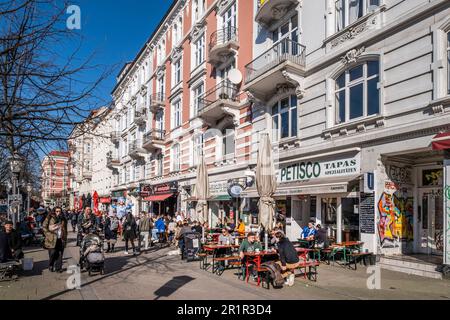 Persone sedute al sole a Schanzenviertel in Amburgo St. Pauli, Amburgo, Germania del Nord, Germania, Europa Foto Stock