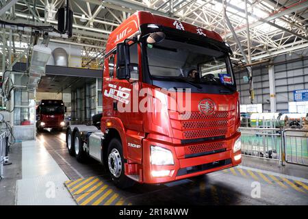 QINGDAO, CINA - 15 MAGGIO 2023 - i veicoli finiti rotolano fuori dalla linea di assemblaggio in un'officina di assemblaggio dell'azienda automobilistica a Qingdao, Shandong della Cina orientale Foto Stock