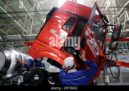 QINGDAO, CINA - 15 MAGGIO 2023 - i lavoratori lavorano sulla linea di produzione in un laboratorio di produzione di un'azienda automobilistica a Qingdao, provincia di Shandong Foto Stock