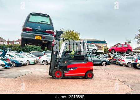 Fuori per essere riciclato. Riciclaggio di auto per parti usate, un moderno smantellatore di veicoli. Charles Trent Ltd, Poole, Dorset, Regno Unito Foto Stock