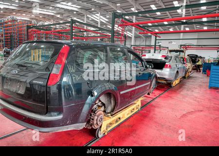 Verso il deposito dei rottami. Riciclaggio di auto per parti usate, un moderno smantellatore di veicoli. Charles Trent Ltd, Poole, Dorset, Regno Unito Foto Stock